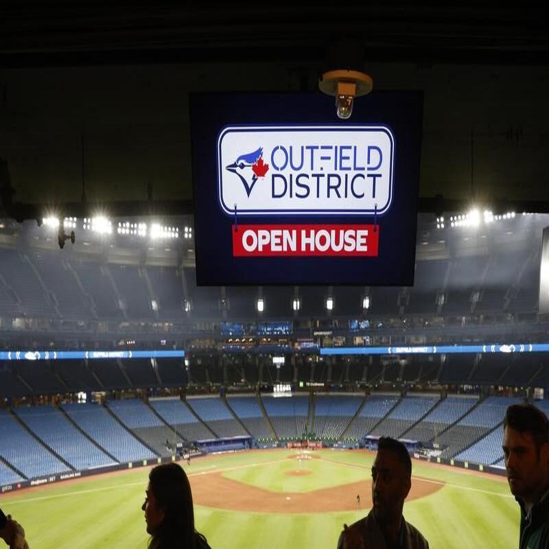 Ballpark Quirks: PNC Park honors a Pittsburgh legend in Roberto