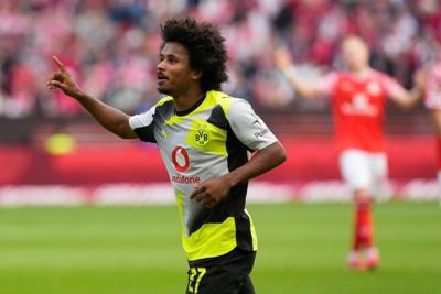 Dortmund beats Mainz 2-0 to keep pace with Bundesliga leader Bayern
