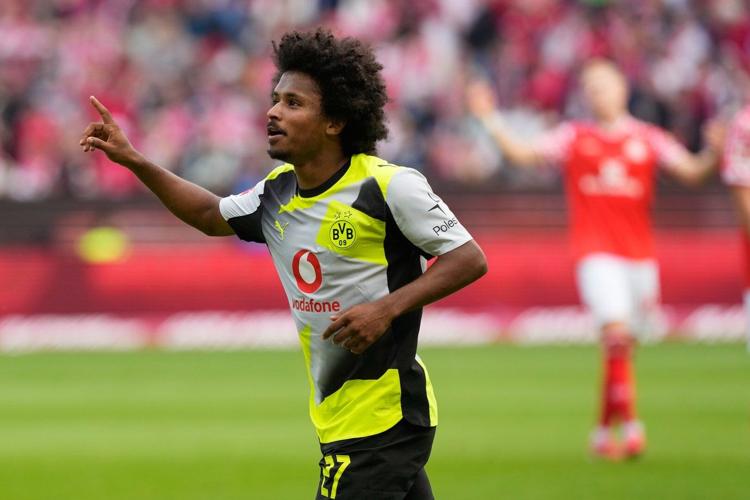 Dortmund beats Mainz 2-0 to keep pace with Bundesliga leader Bayern