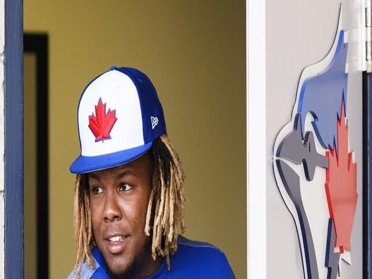 Josh Donaldson swapping jerseys with Vlad Guerrero a Blue Jays