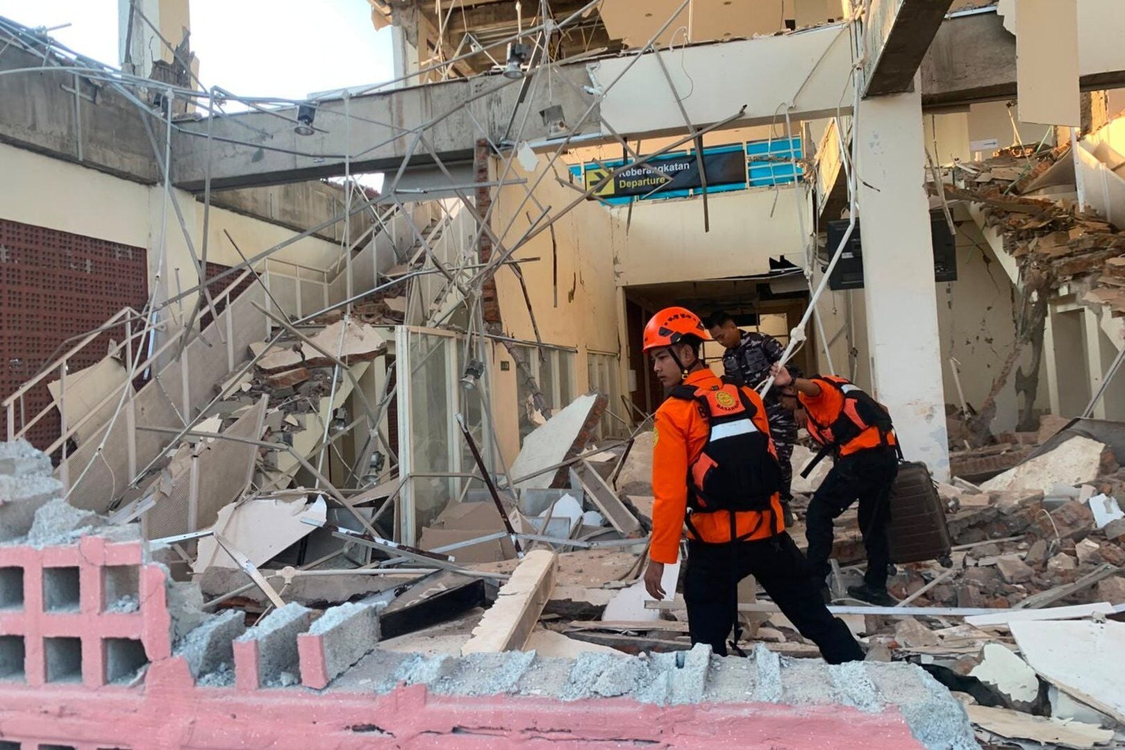 Indonesia quake kills 47; rescuers dig through rubble and landslides as relief workers distribute aid to 5,000 displaced