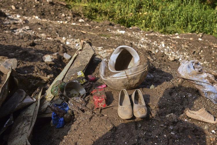 Photos of mourners and searches for the missing from flash floods in Pakistan and India
