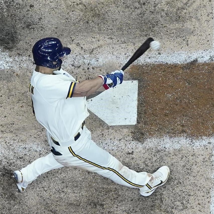 Brewers rally for 4 runs in 9th inning to stun Padres 5-4