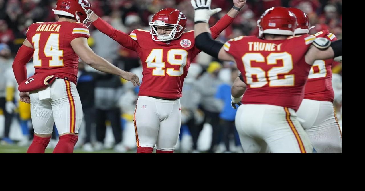 Chiefs win 9th straight AFC West title, beating Chargers 19-17 on late field goal