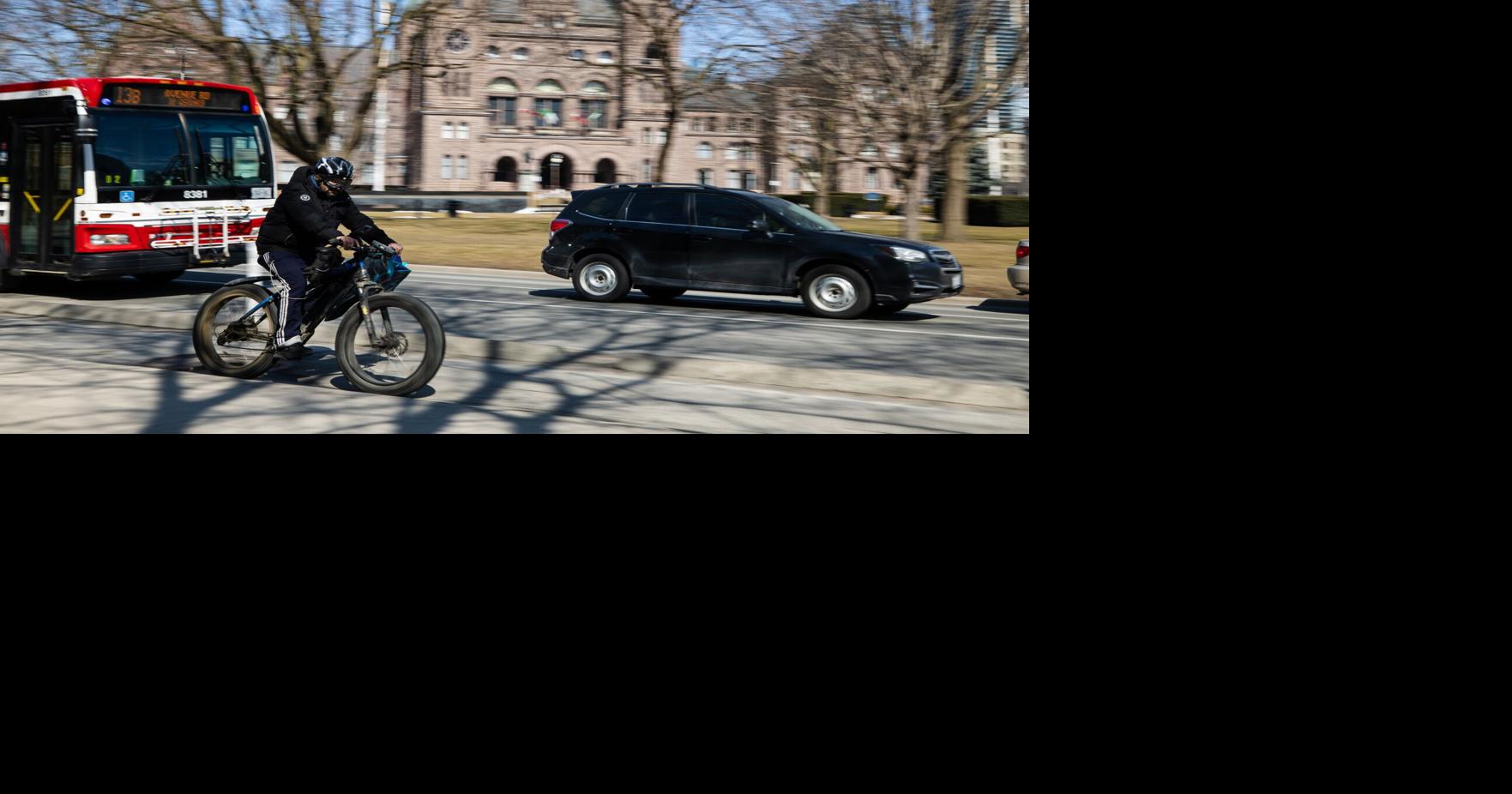 州のトロントの間の自転車レーンの「妥協」の議論