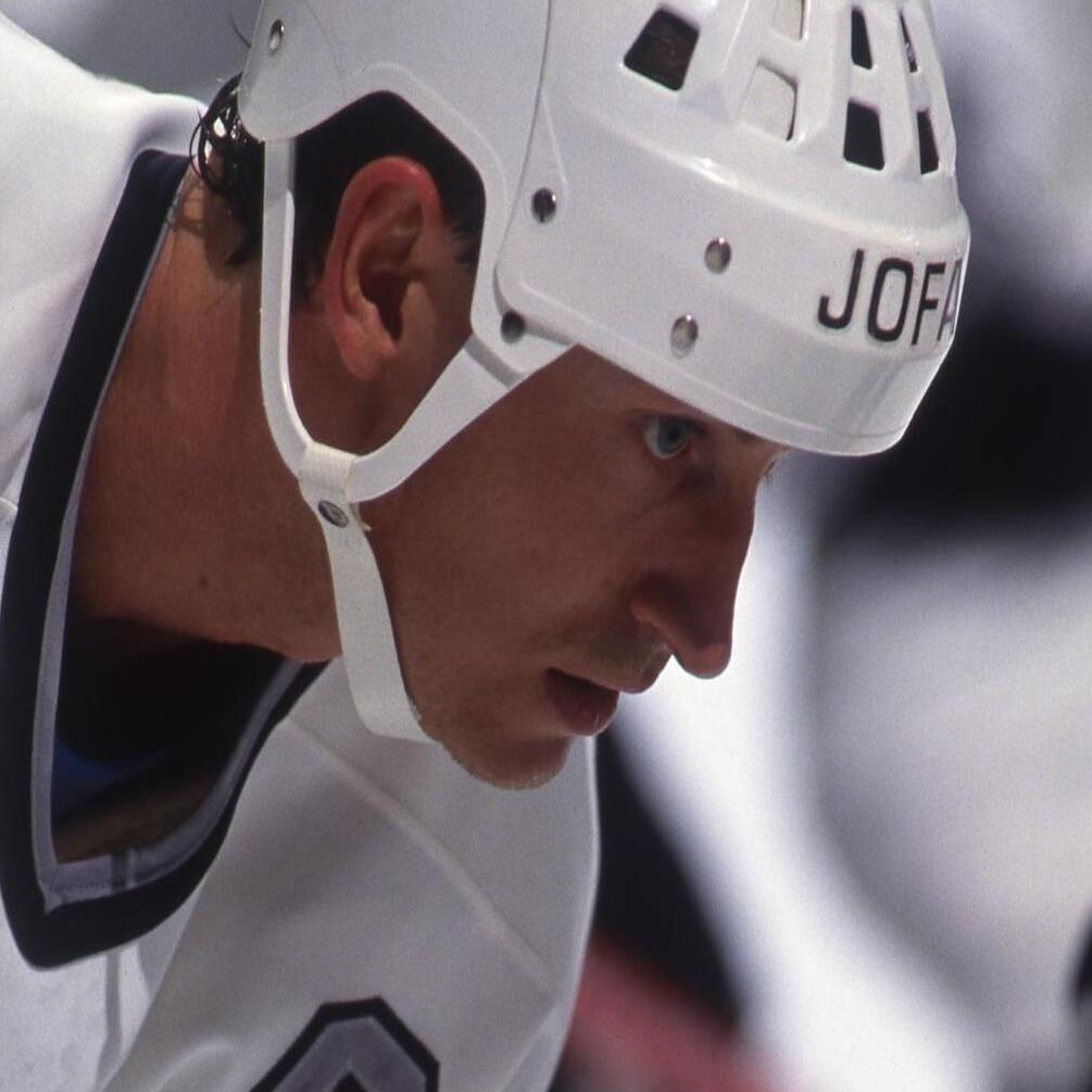 Wayne Gretzky comes back to Kings following serious back injury