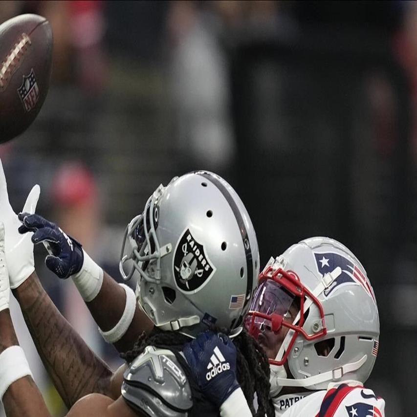 Jones snags lateral on final play, Raiders stun Patriots