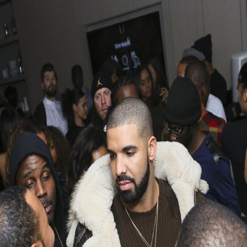 Drake gave his custom Kobe jacket to Stephen Curry