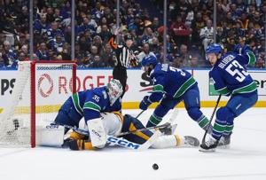 Nashville Predators level playoff series with 4-1 victory over Canucks