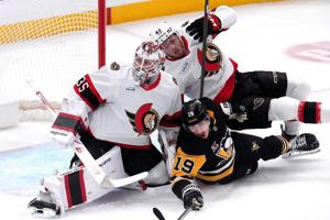 Giroux's late goal lifts surging Senators past Penguins 3-2