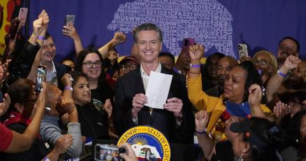California Gov Gavin Newsom signs law to raise minimum wage for fast food workers to 20 per hour California Gov Gavin Newsom signs law to raise minimum wage for fast food workers to 20 per hour