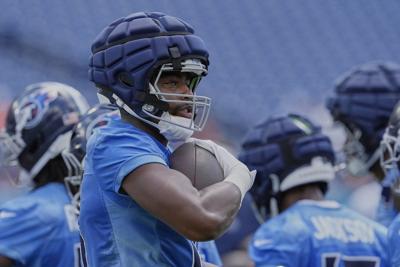 Titans' Treylon Burks suffers right shoulder injury during diving catch