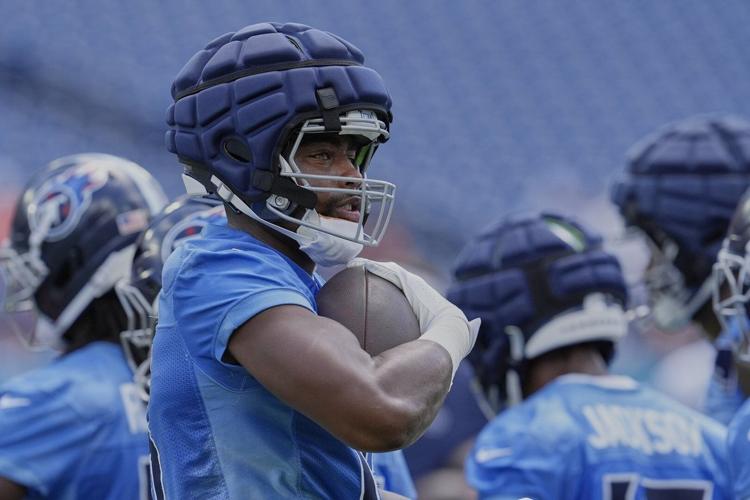 Titans' Treylon Burks suffers right shoulder injury during diving catch
