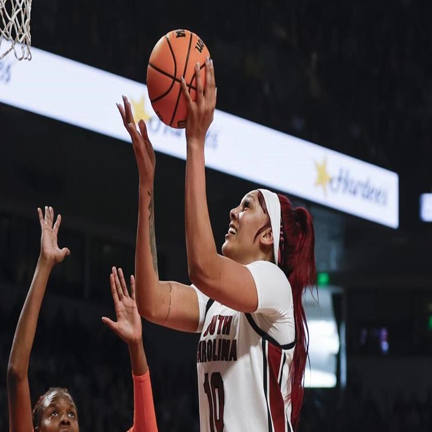 South Carolina's Kamilla Cardoso celebrates Senior Day with her mother and  sister from Brazil