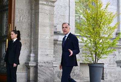 Carney-arrival1.JPG