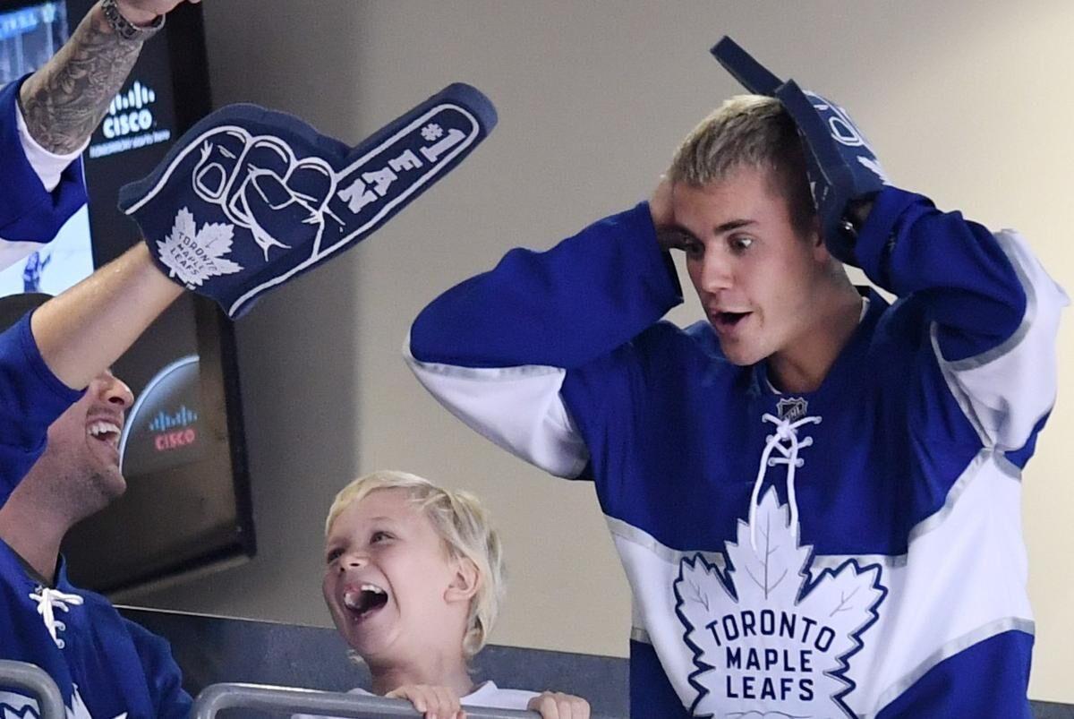 Justin Bieber Hangs With Auston Matthews In Leafs Locker Room On Drew  Jersey Night