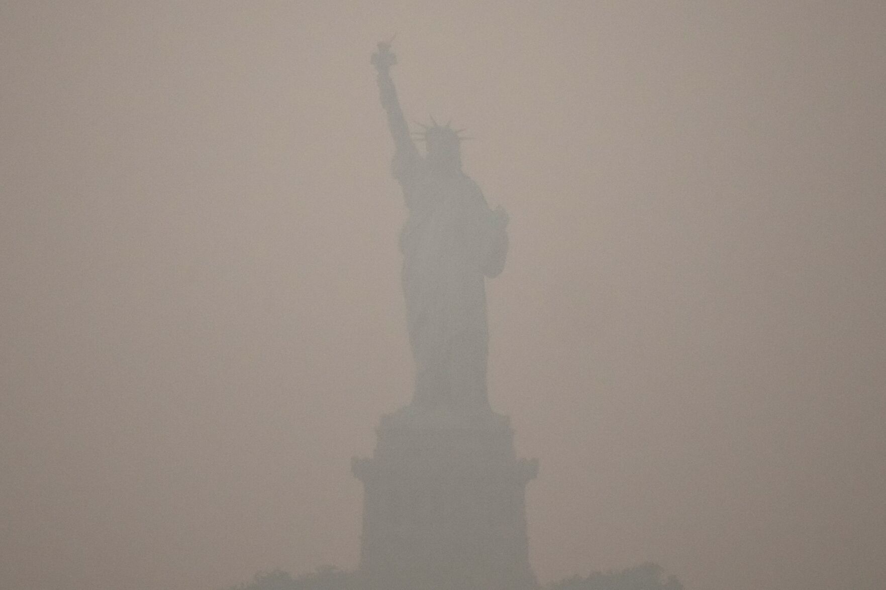 Trump jokes about imposing tariffs on Canada over its wildfire smoke; smoke continues to drift across the US