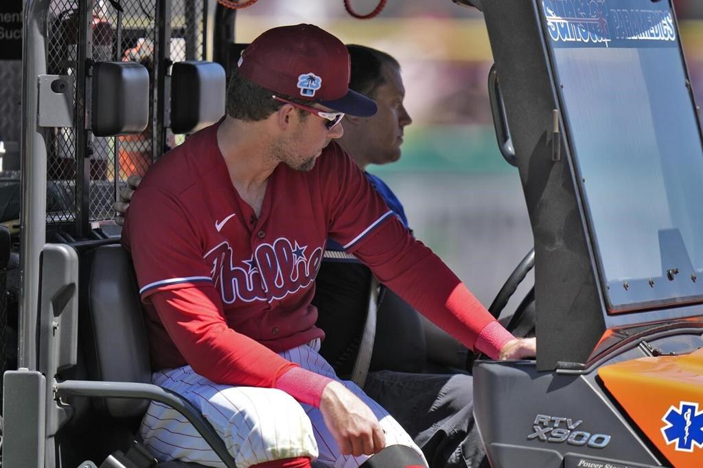 Phillies' Rhys Hoskins taken off field with left knee injury - WHYY