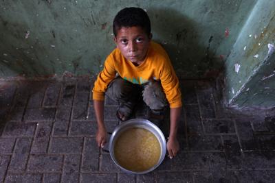 Starving-child-gaza.JPG