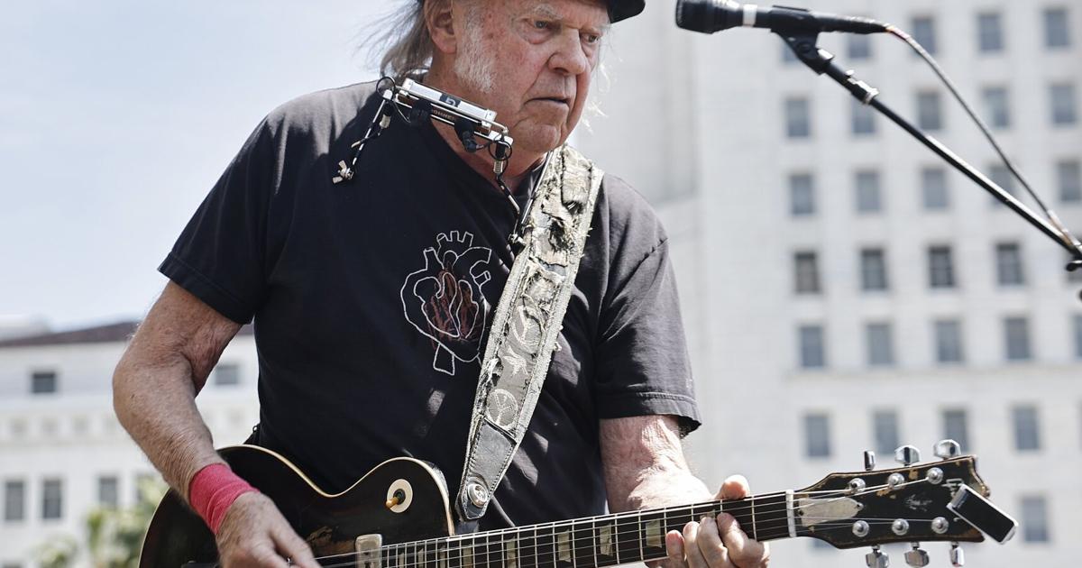 Neil Young renews attacks on Donald Trump