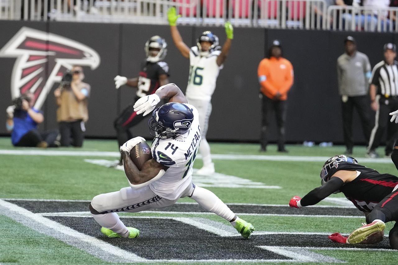 Seahawks wide receiver DK Metcalf departs win at Atlanta with knee injury