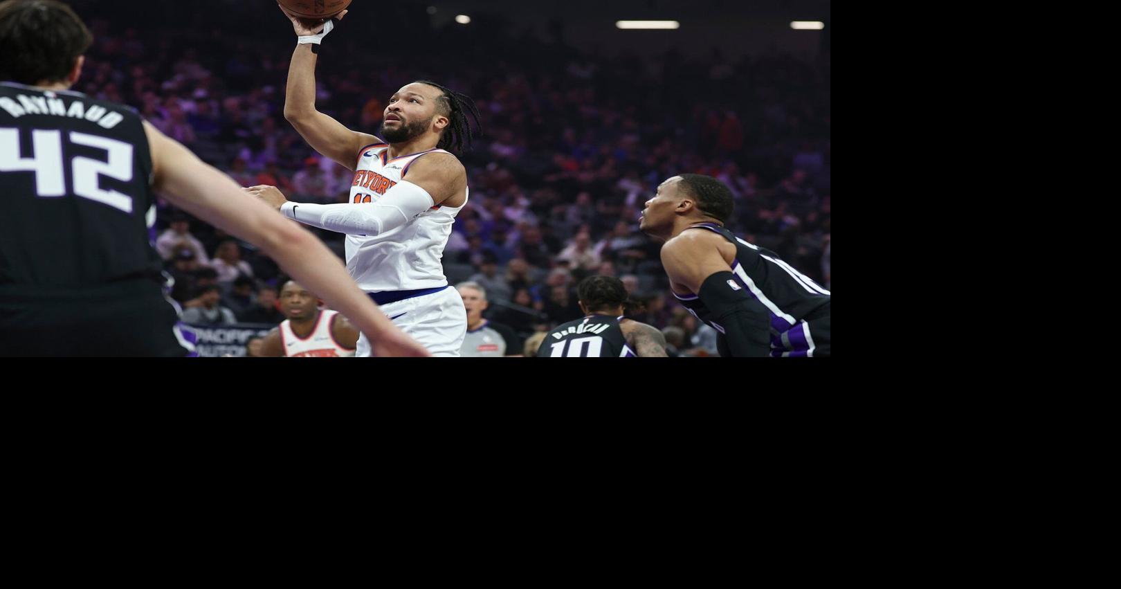 Jalen Brunson leaves Knicks’ game in Sacramento after hurting right ankle