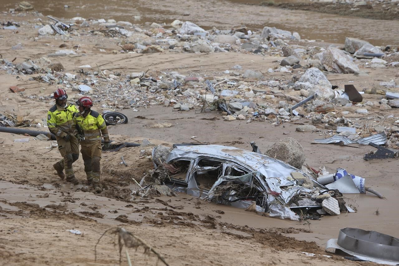 A Crowd Of Spain's Flood Survivors Toss Mud And Shout Insults At King ...