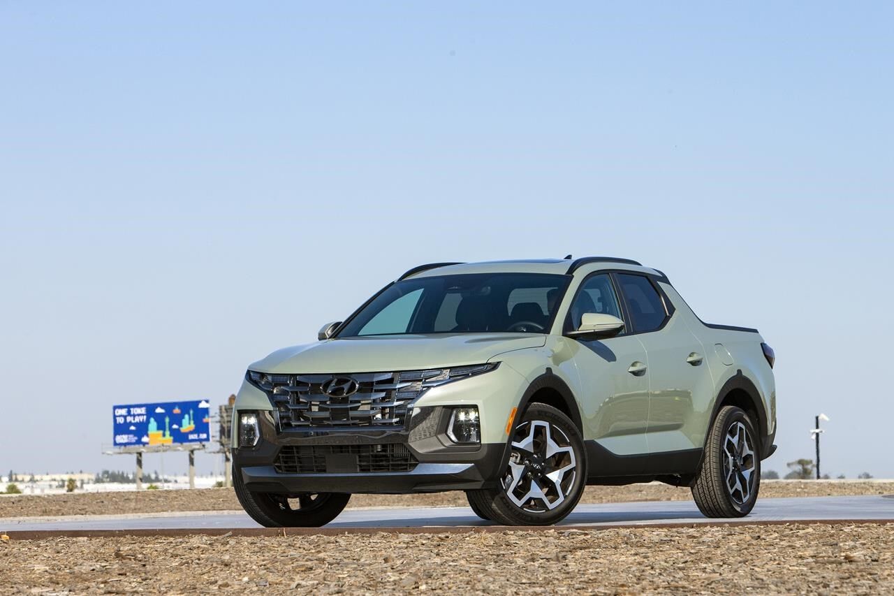 Edmunds 2022 Ford Maverick vs. 2022 Hyundai Santa Cruz