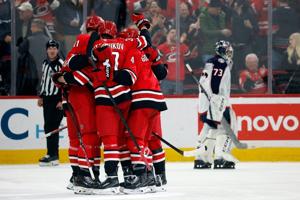 Hurricanes scored 3 goals in the third period to beat the Blue Jackets 4-1