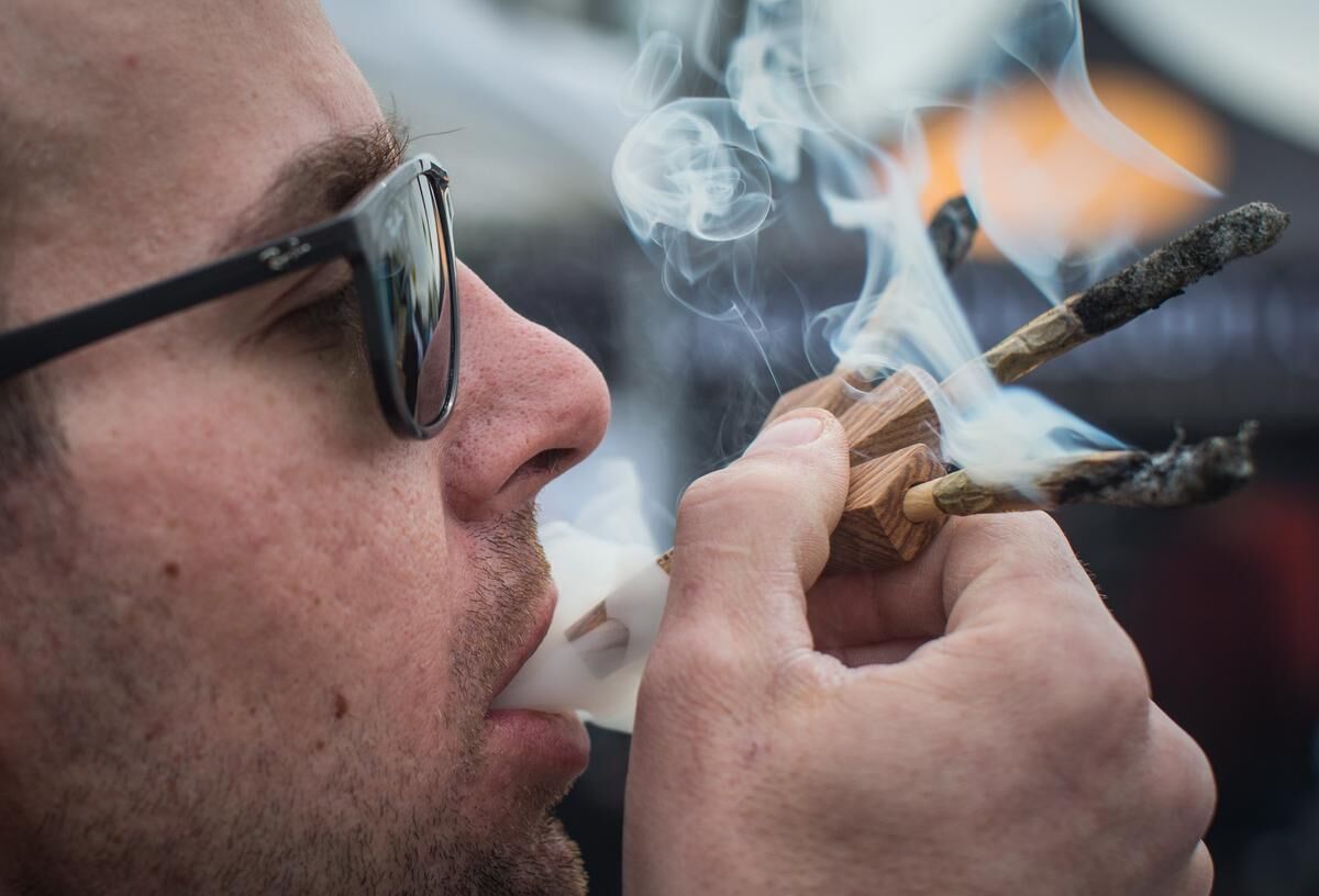 smoking cigarettes vs weed difference Smoking pot vs. tobacco: What science says about lighting up