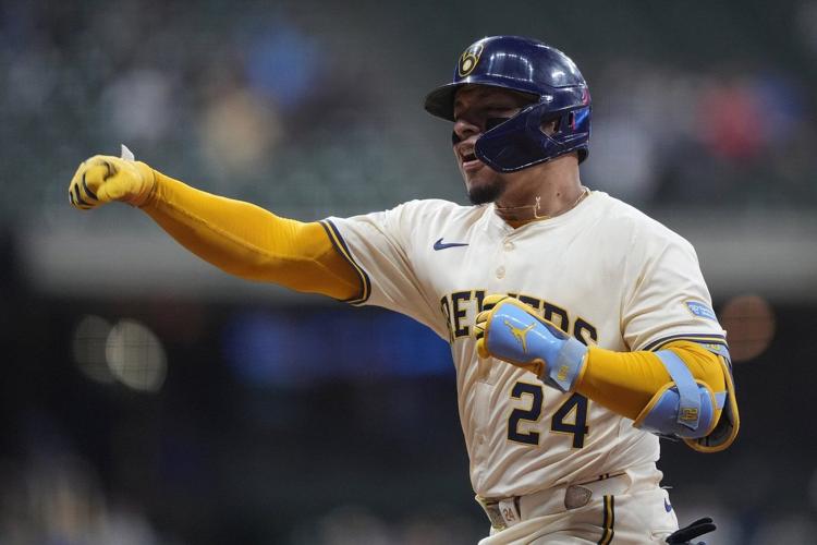 Brewers' Contreras showing that his fractured finger won't limit his hitting productivity