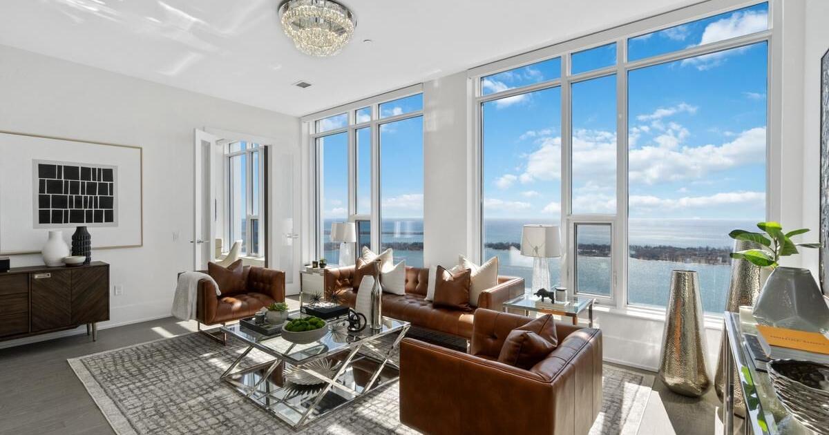 Luxury Harbourfront condo with lake and Toronto Island views