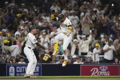 Díaz's walk-off single lifts the Padres to a wild 7-6 win against the Mets