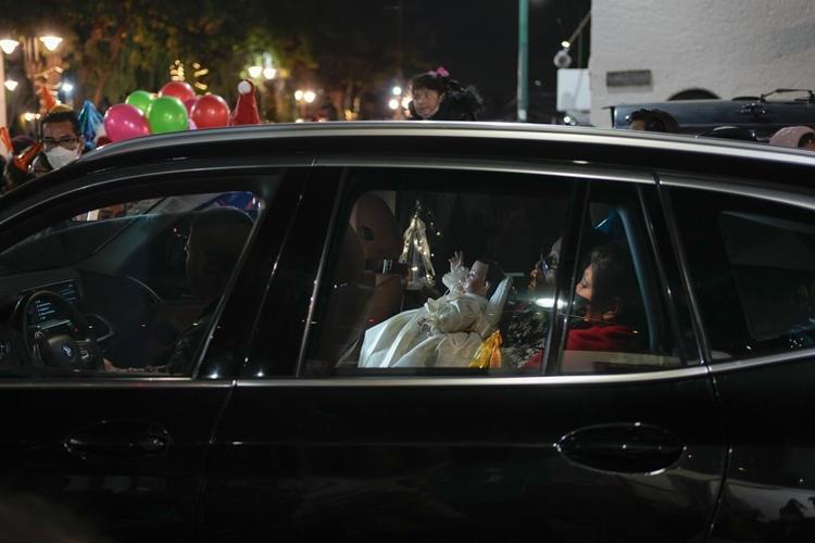 In Mexico, posadas bring early Christmas spirit, community
