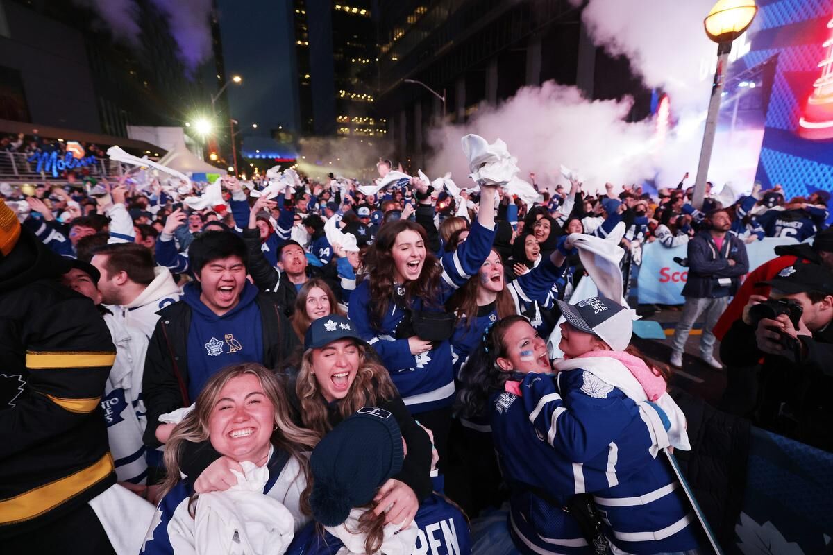 Maple Leafs beat Lightning to win first playoff series since 2004