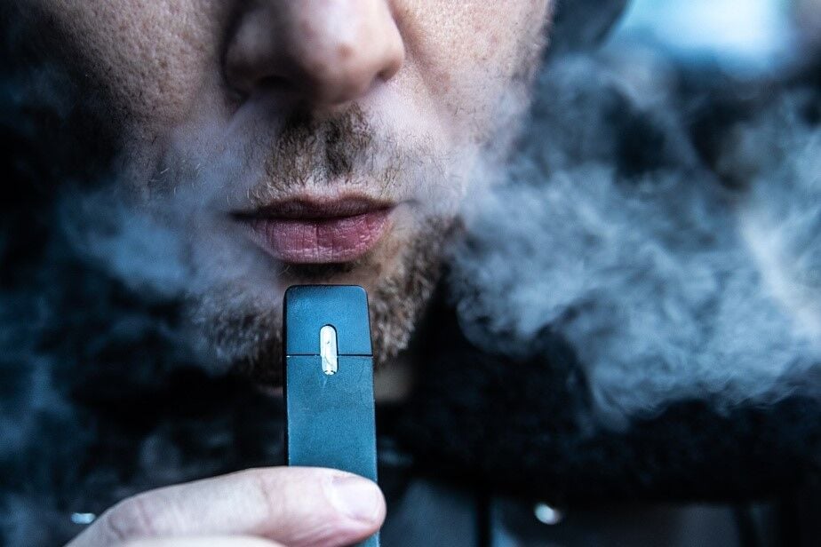 Montrealer fined for vaping while driving