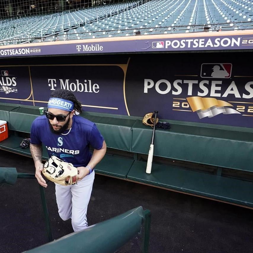 Astros' pitcher out of playoffs after breaking hand during locker punch