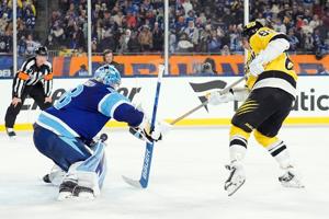 Viktor Arvidsson scores twice in the Bruins' 4-2 win over the Blue Jackets