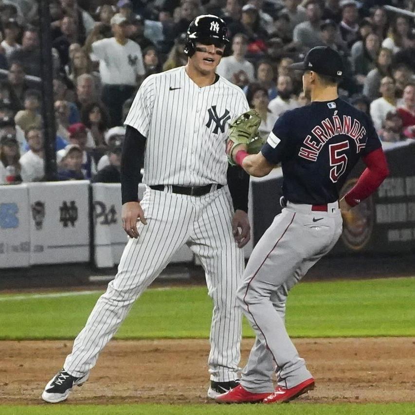 Hernández lifts Red Sox over Yankees 3-2 to take series