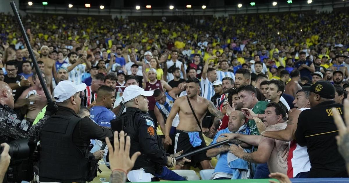 Brasil e Argentina foram multados por brigas de torcedores no Estádio do Maracanã antes das eliminatórias da Copa do Mundo.