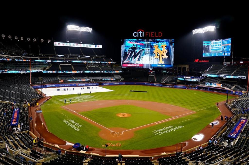 France leads M's over Mets in their 1st Citi Field game