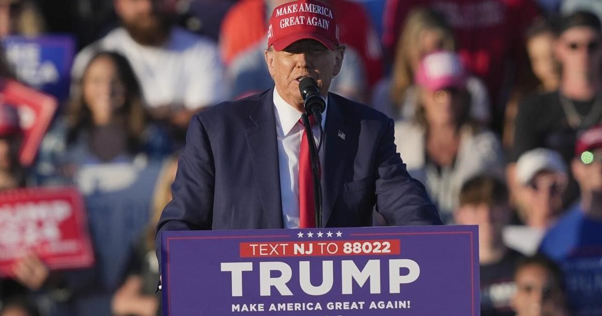 Donald Trump complains about his teleprompters at a scorching Las Vegas rally