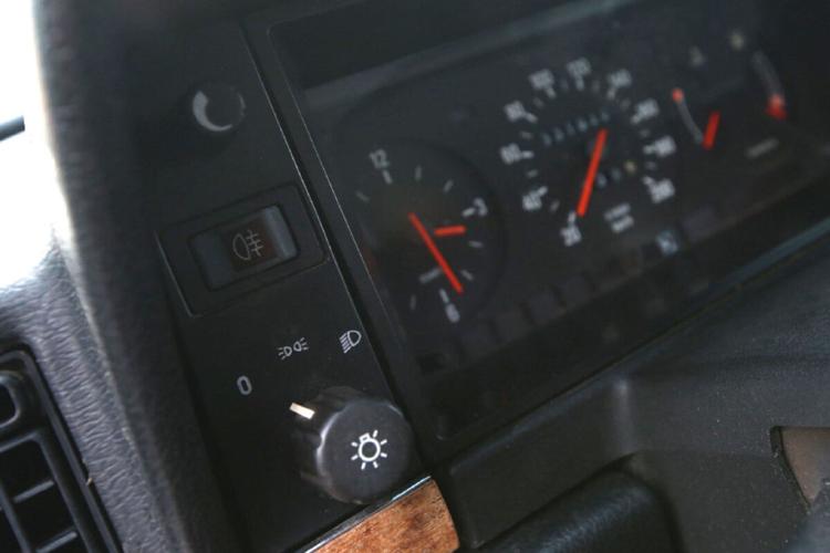 5-buttons-and-speedometer