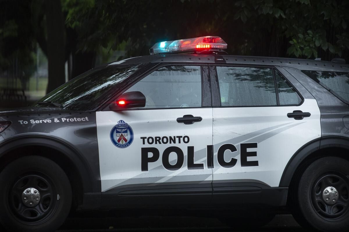Toronto Police looking for two suspects in connection to a robbery ...