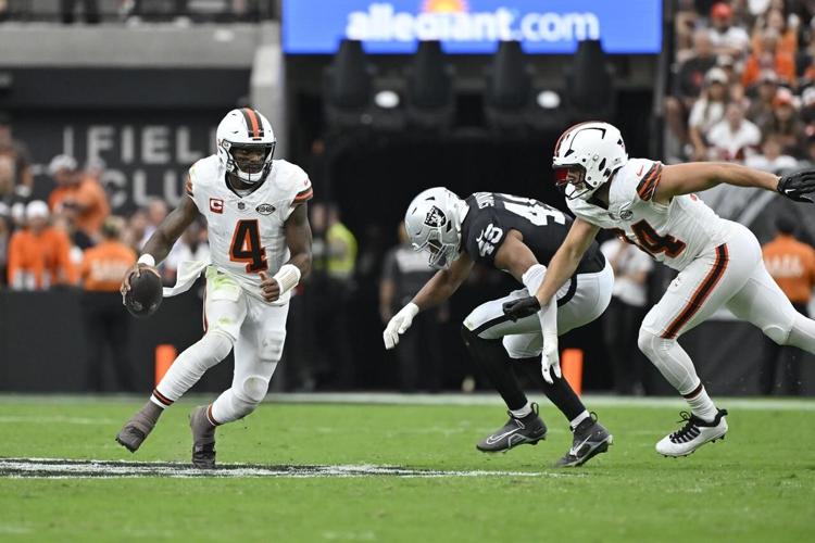 Raiders hold off Browns rally to win 2016 behind defense and newfound