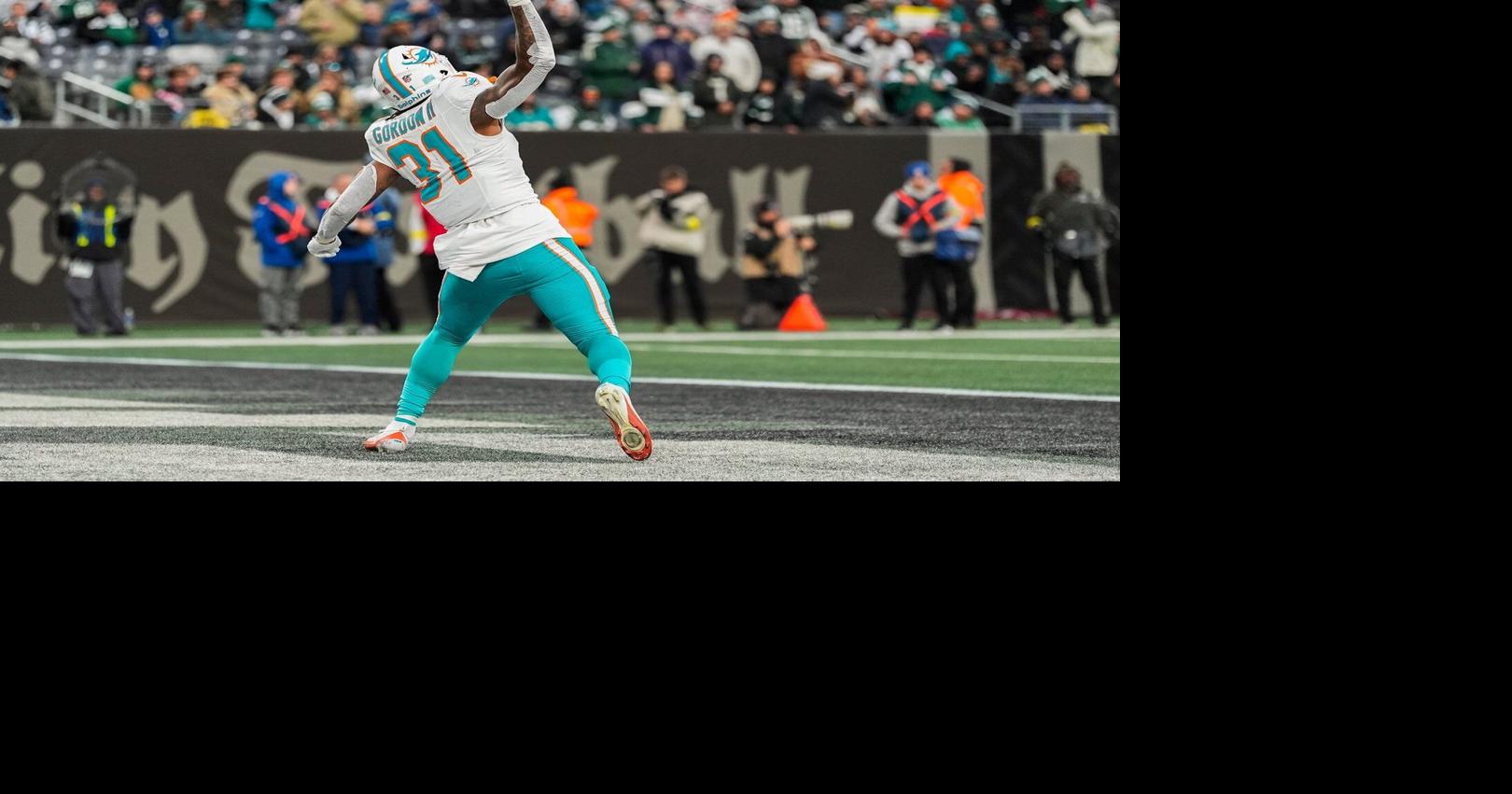 Tagovailoa wins in cold, leads Dolphins to 4th straight victory 34-10 to remain unbeaten vs. Jets