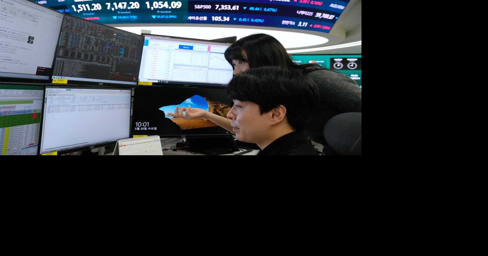 Wall Street keeps rising, even as U.S. households keep getting more discouraged