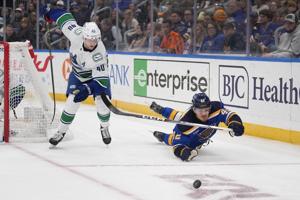 Thomas scores in 3rd period to give the Blues a 2-1 win over the Canucks