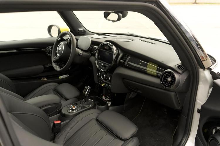 2021 Mini Cooper SE might be the best Mini you can buy right now