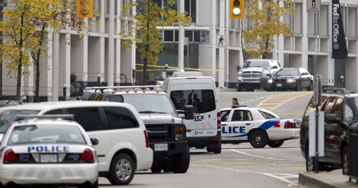Police arrest man with gun in downtown Vancouver hotel